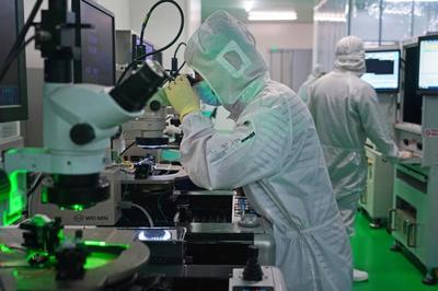 技術人員在南昌大學國家硅基LED工程技術研究中心對芯片進行電性測試(2024年4月3日攝)。新華社記者 萬象 攝